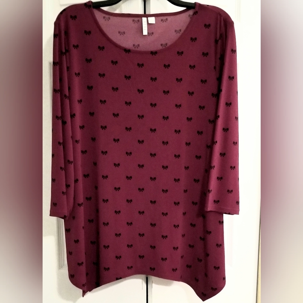 🌴 2/$30-ELLE BURGUNDY/ BLACK BOW PRINT 3/4 SLEEVE ASYMMETRICAL HEM TUNIC TOP- L